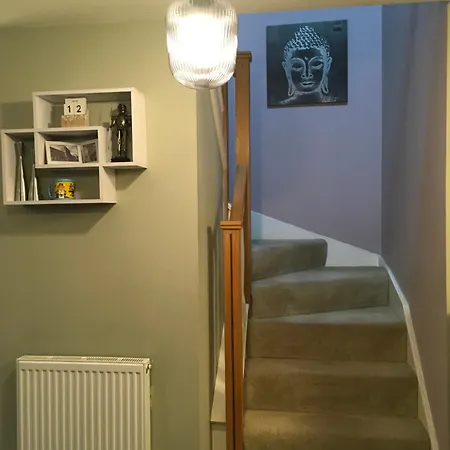 En-suite With Super King Size Bed - Free Wifi - Free Parking *