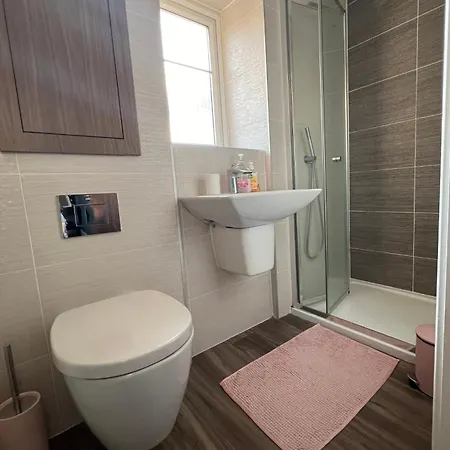 En-suite With Super King Size Bed - Free Wifi - Free Parking Affittacamere