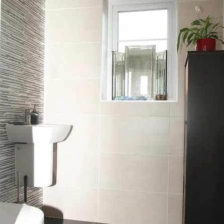 En-suite With Super King Size Bed - Free Wifi - Free Parking *